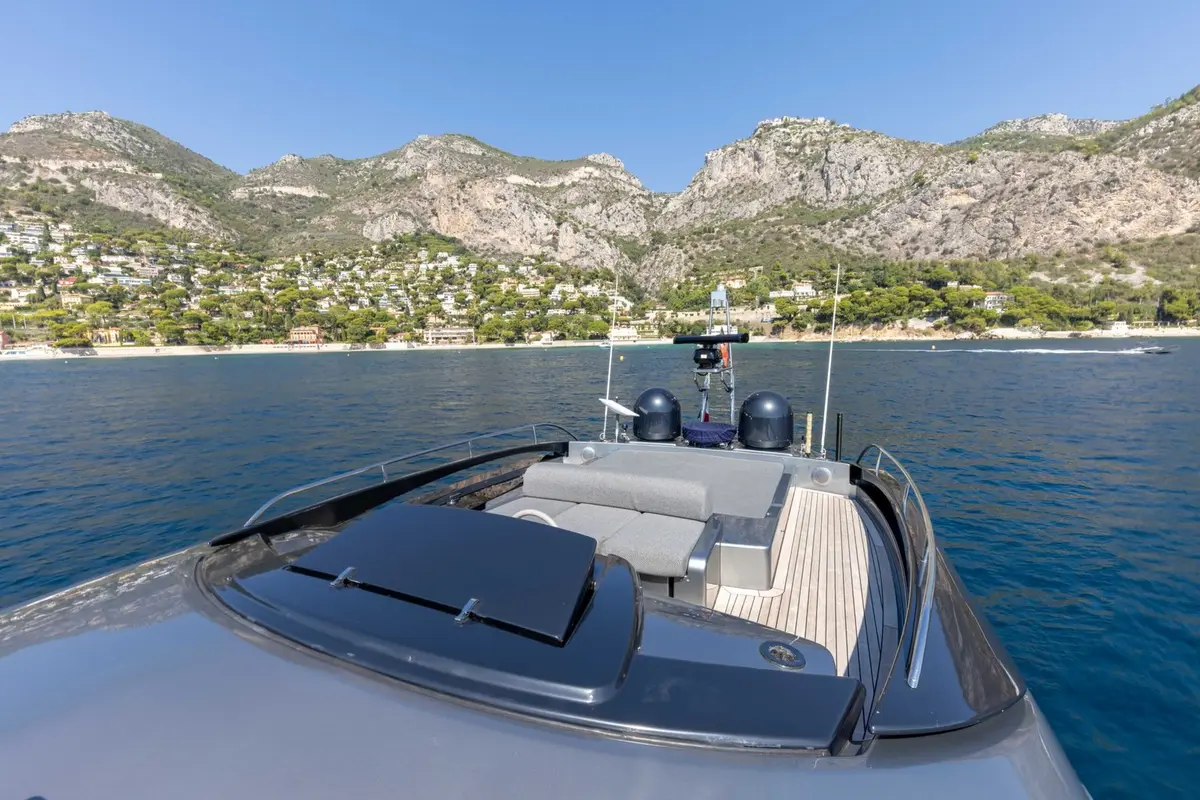 Riva 86 Domino, салон — Mallorca Yachts Hire, Майорка