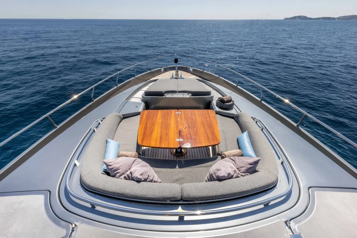 Riva 86 Domino, главная каюта — Mallorca Yachts Hire, Майорка