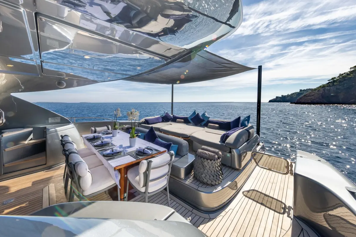 Riva 86 Domino, флайбридж — Mallorca Yachts Hire, Майорка