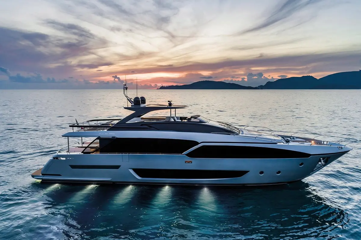 Riva 90, главная палуба — Mallorca Yachts Hire, Майорка