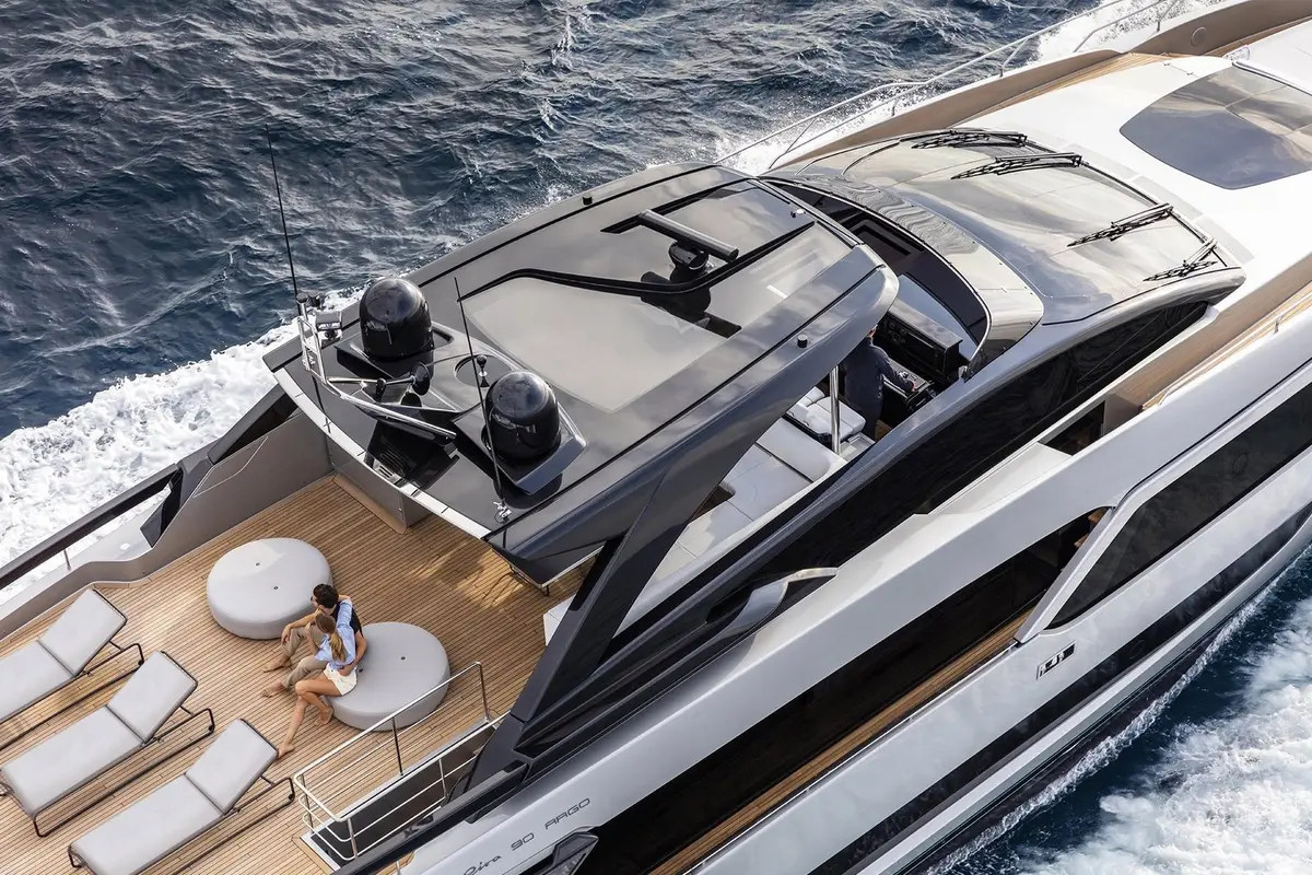 Riva 90, кормовая палуба — Mallorca Yachts Hire, Майорка