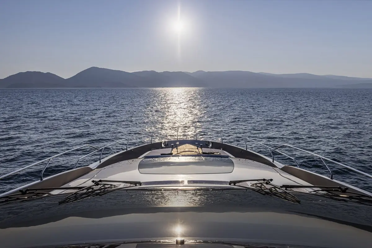 Riva 90, салон — Mallorca Yachts Hire, Майорка