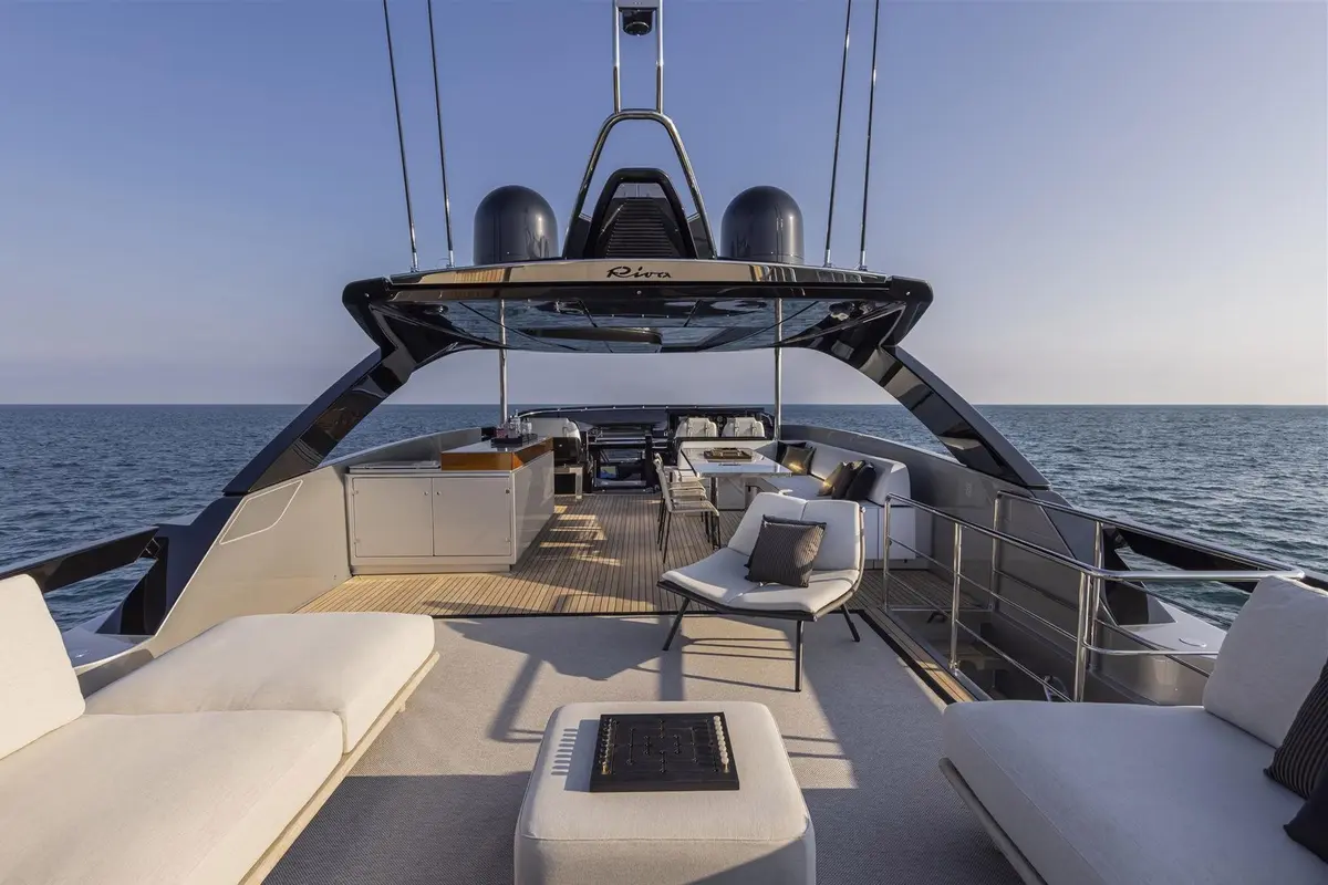 Riva 90, флайбридж — Mallorca Yachts Hire, Майорка